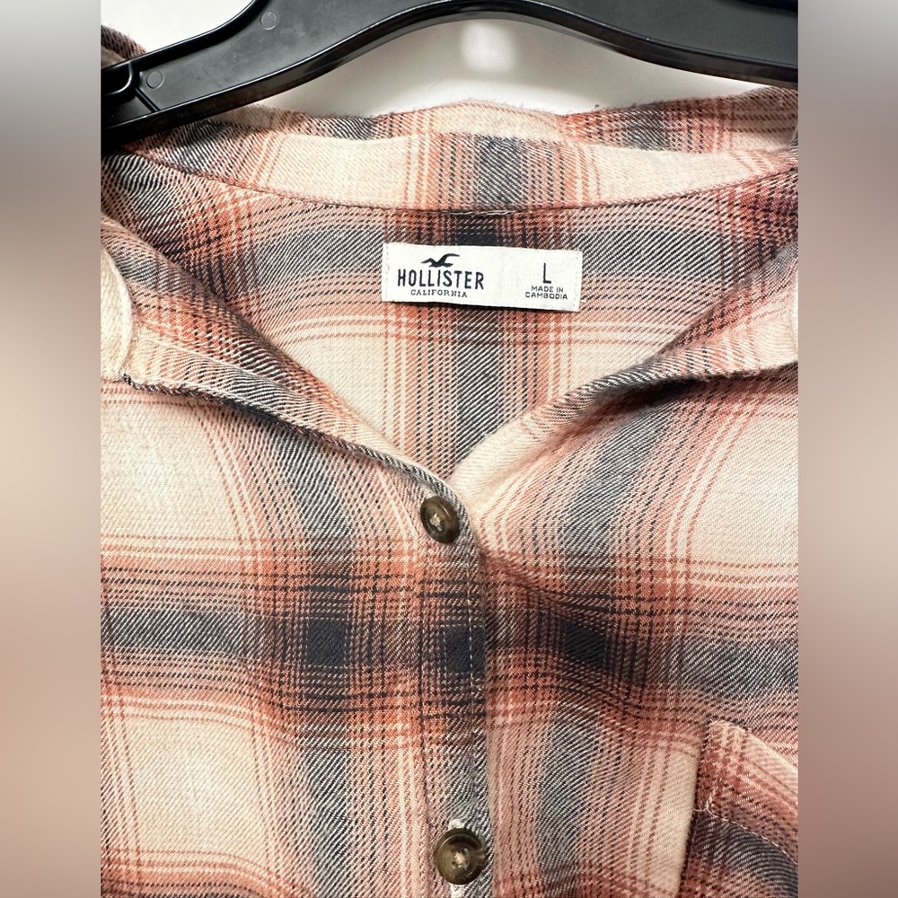 🌾 Hollister Women’s Cropped Plaid Button-Down Flannel Shirt – Size L - Picture 2 of 7